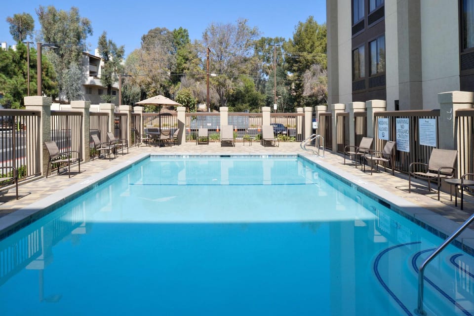 Swimming pool [outdoor]