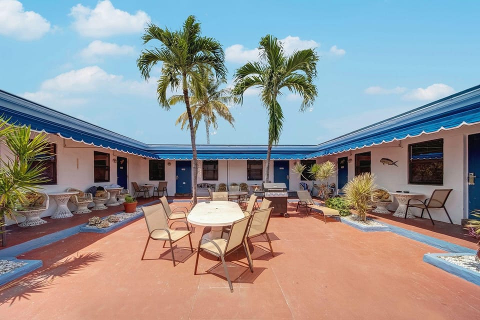 Ocean Villas Hotel in Hollywood Beach