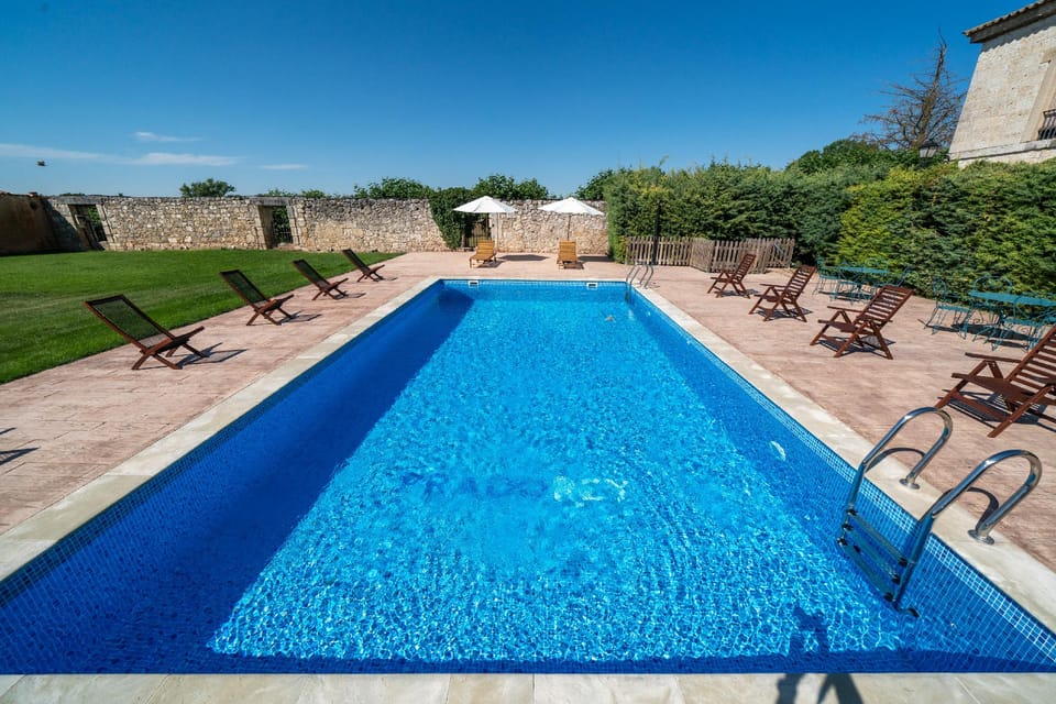 Swimming pool [outdoor]