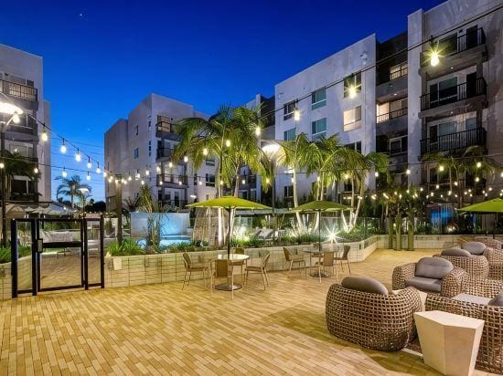 Bright Home 10 Min to Disneyland Pool & GYM Hotel in Tustin