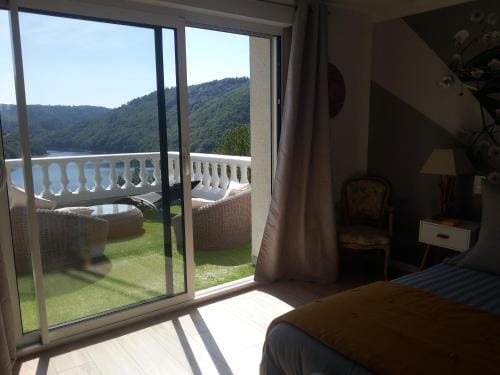 Ma villa au bord de l'eau Hotel in Auvergne-Rhône-Alpes