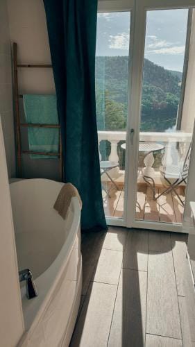 Ma villa au bord de l'eau Hotel in Auvergne-Rhône-Alpes