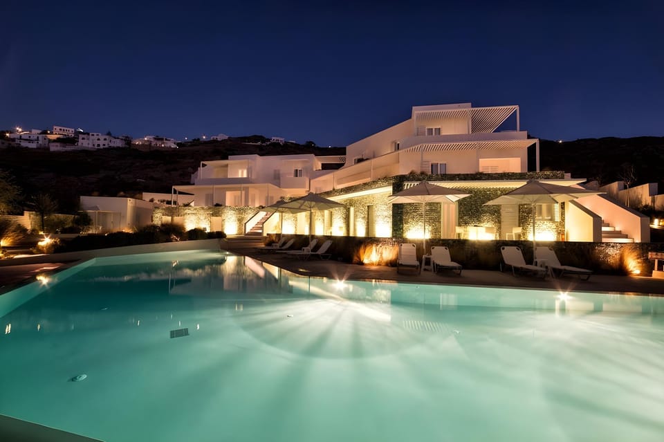 Swimming pool [outdoor]