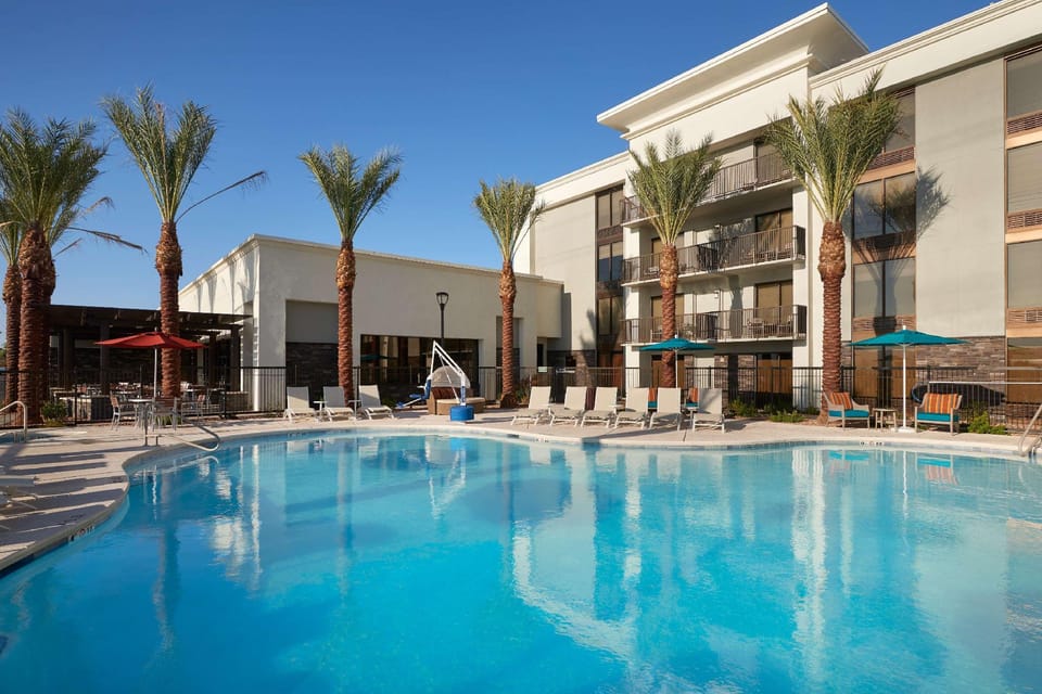 Swimming pool [outdoor]