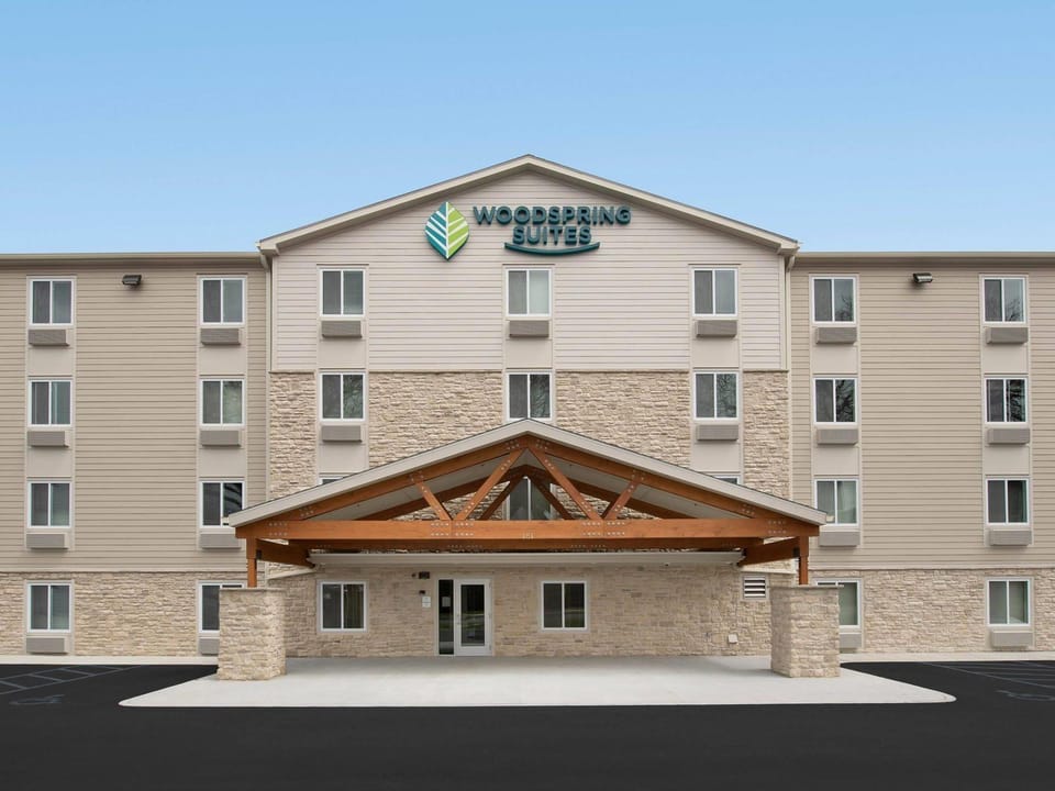 WoodSpring Suites Charlotte Northlake Hotel in Huntersville