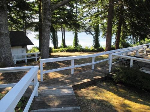 Woahink Lake Suites Resort in Dunes City