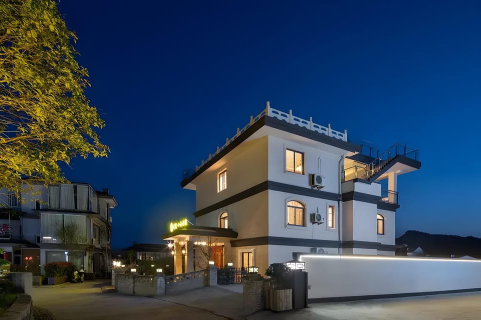 Floral Hotel· Shanshui Yunyao Hotel (Impression Dahongpao Theater Shop) Hotel in Zhejiang