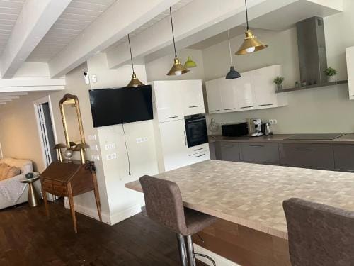 Magnifique villa avec piscine pour2 a 13 personnes Hotel in Bourgogne-Franche-Comté