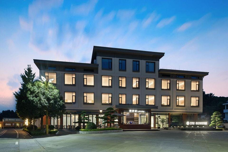 Floral Hotel·  Hot Spring Lake Resort Hotel Hotel in Hangzhou
