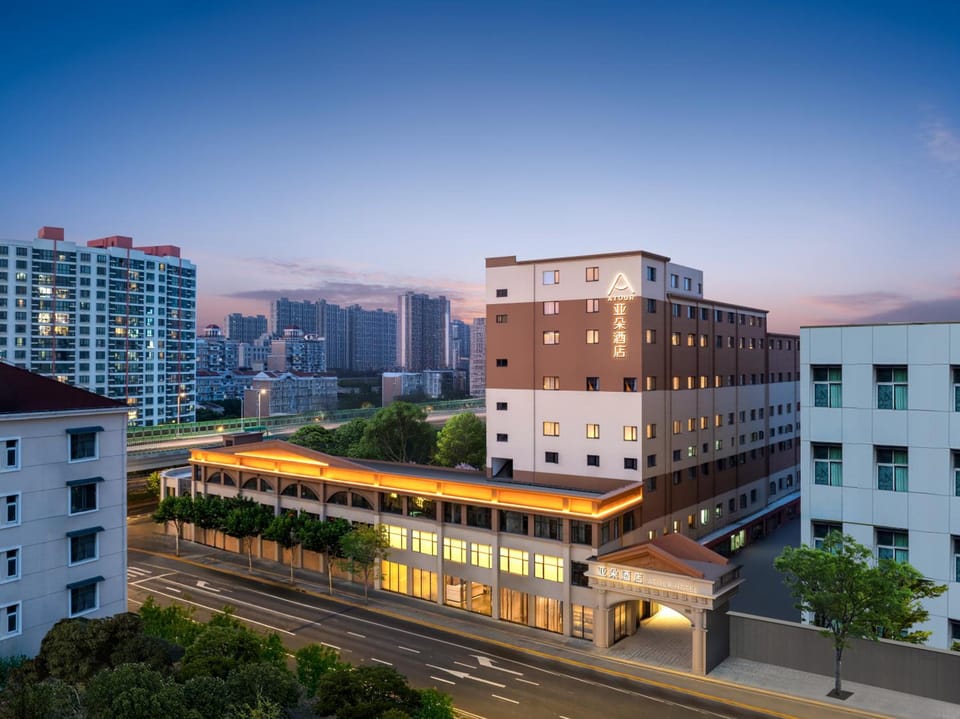 Atour Hotel Jing'an Xizang North Road Metro Station Hotel in Shanghai