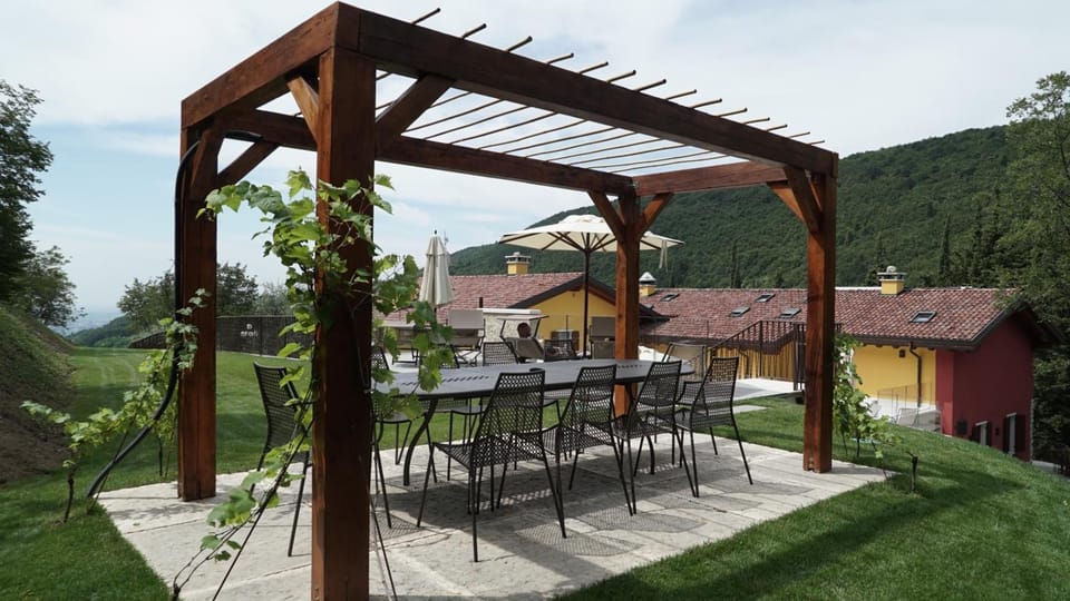 AGRITURISMO ACINATICO WINE RELAIS Resort in Lake Garda