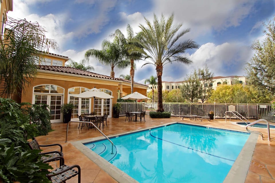 Swimming pool [outdoor]