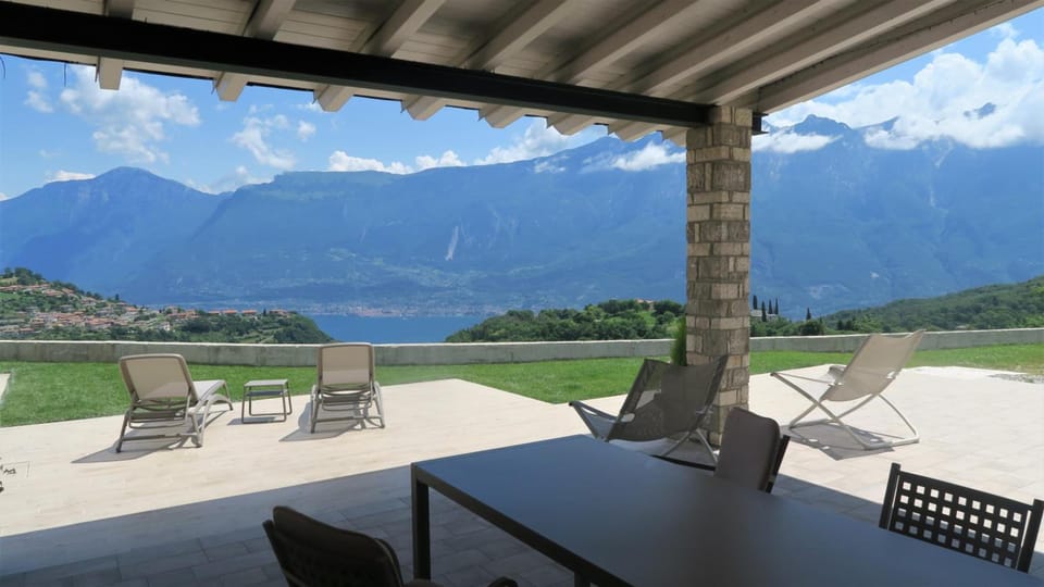 Oasi Da Vinci Lake Garda View Apartments Hotel in Tignale