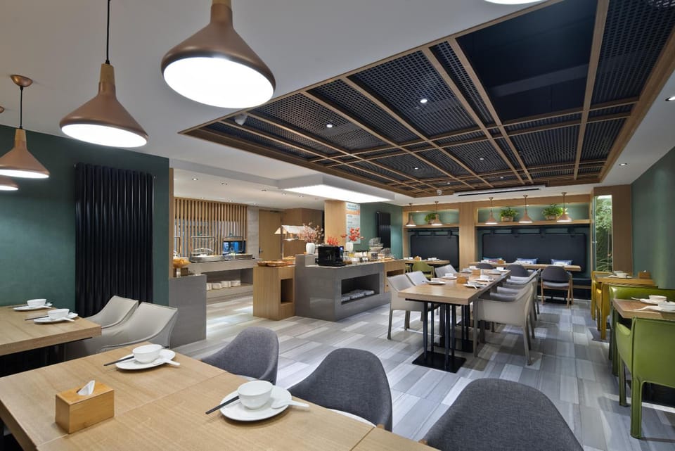 Qiuguo Hotel, Beijing West Railway Station Liuliqiao East Subway Station Hotel in Beijing