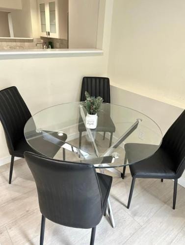 Spacious 2BR Guest Suite in Vancouver Hotel in Vancouver
