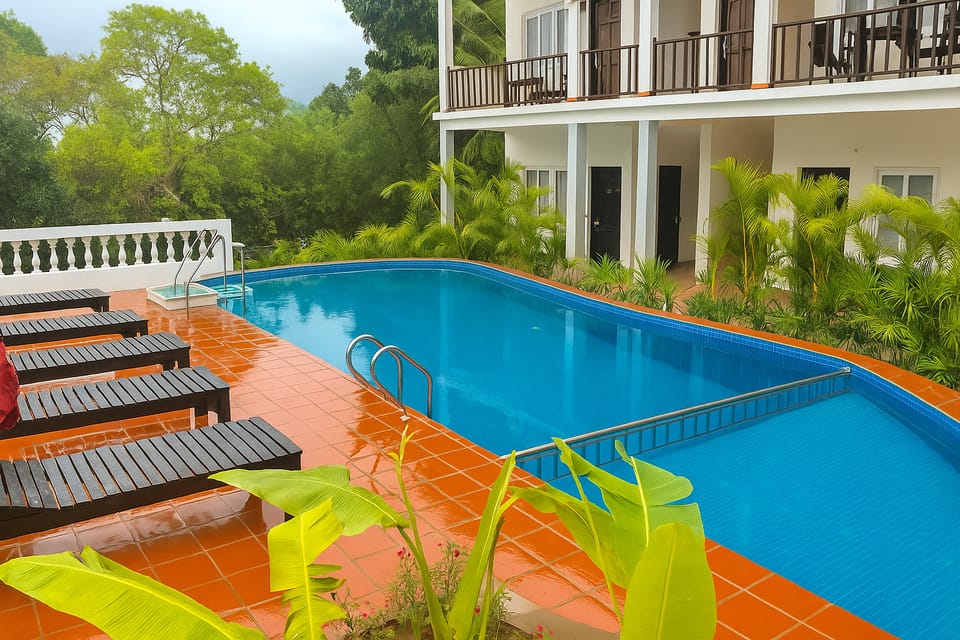 Swimming pool [outdoor]