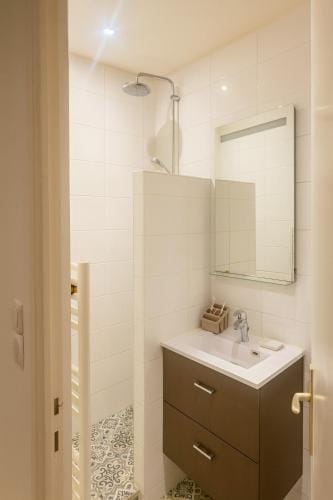 Le 9 Prive Chambres Chic a Puteaux pres Paris, kitchen et 2 SDB ideal couples et Professionnels en d Hotel in Puteaux