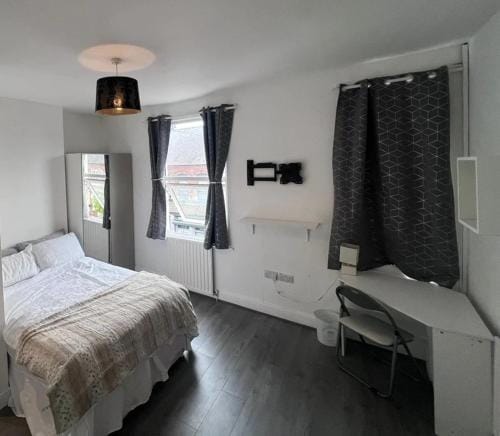 Stylist Ensuite room at 2nd Floor Hotel in Nottingham