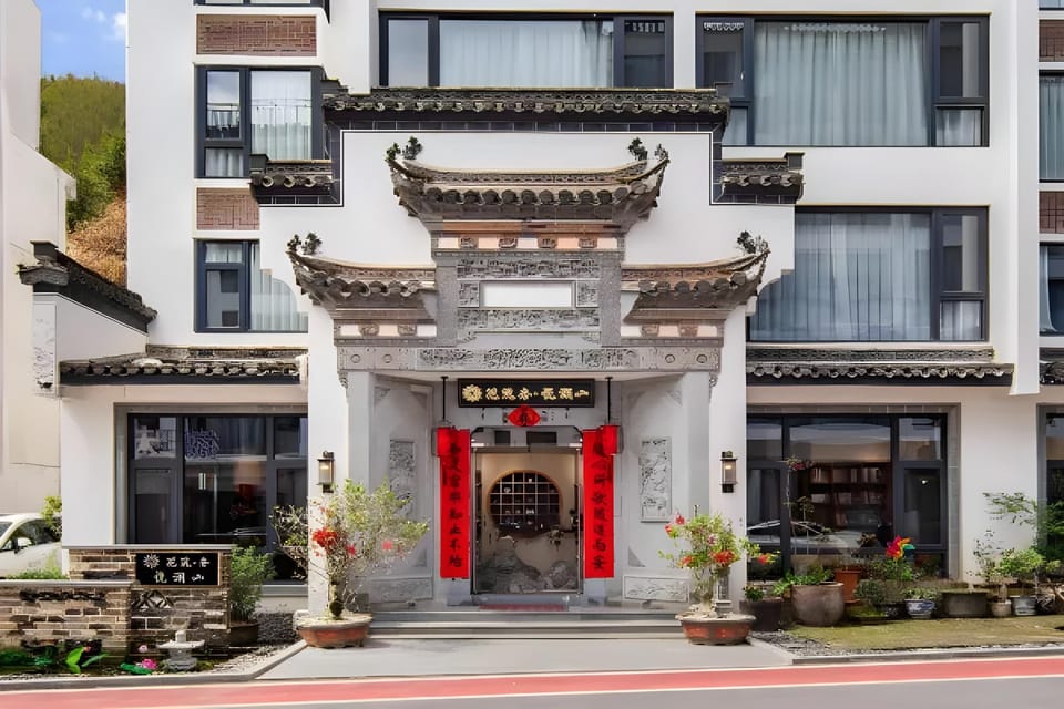 Floral Lux Hotel · Yuelan Mountain Hotel (Huangshan Scenic Area Transfer Center Branch) Hotel in Zhejiang