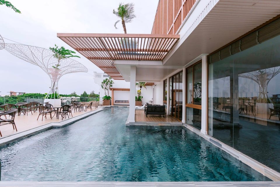 Swimming pool [outdoor]