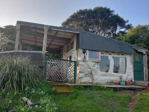 The MUD HOUSE Hotel in Raglan