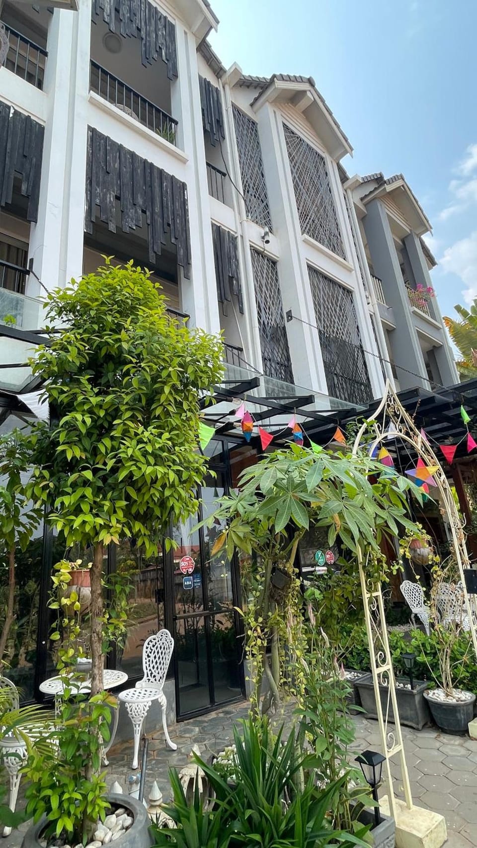 Rocky Cafe & Mini Apartment Hotel in Krong Siem Reap
