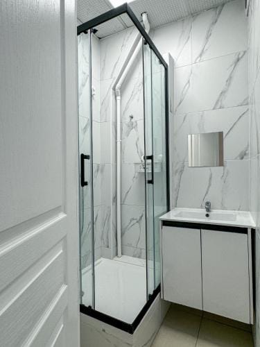 Korean Minbak C'est la Vie PARIS Hostel in Paris