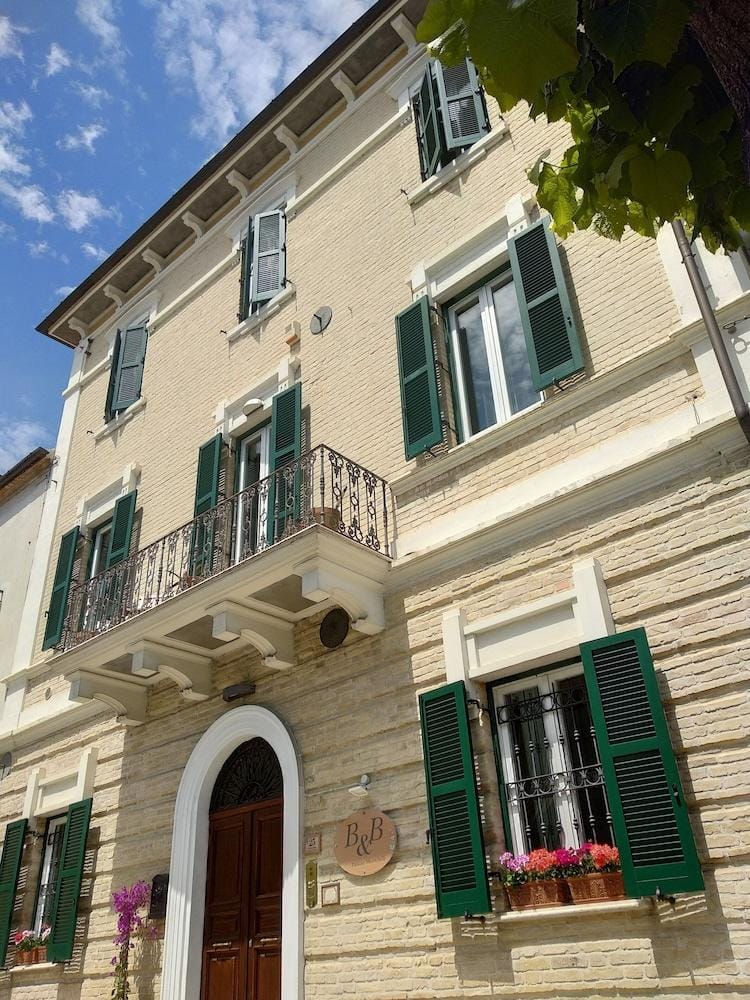 B&B PALAZZO MESTICHELLI BOUTIQUE PALACE Bed and Breakfast in Marche