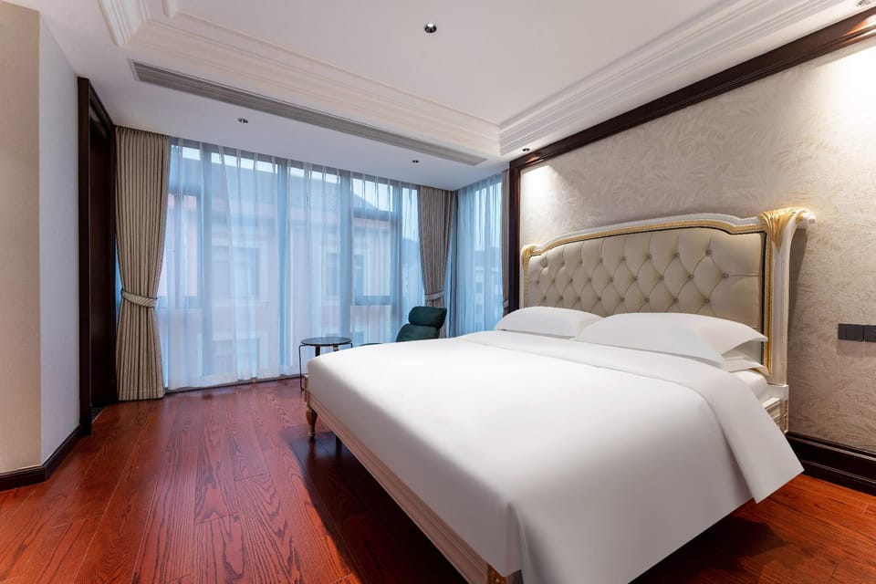 Floral Hotel · Hengdian Qingyan Hotel (Huaxia Cultural Park Store) Hotel in Zhejiang