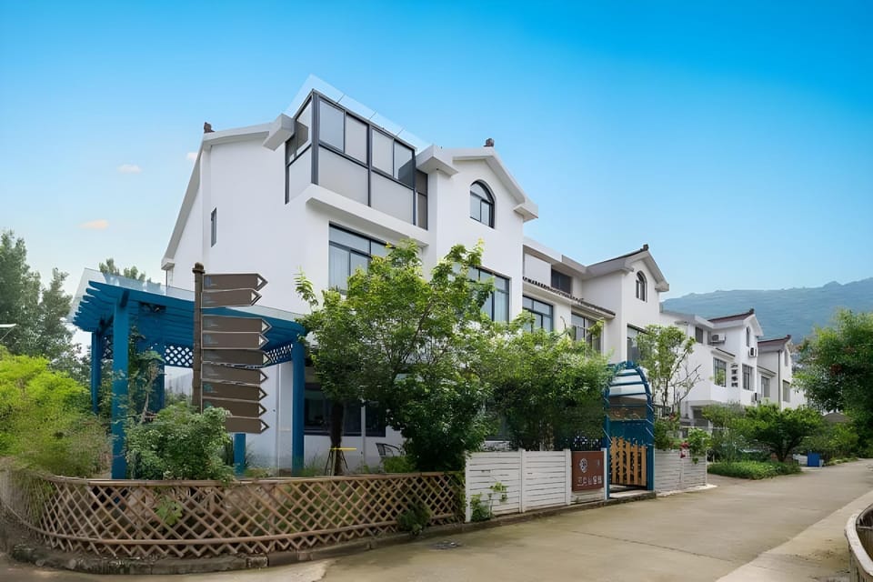 Floral Hotel·Wuxi Sanyueli Hotel ( Lingshan Dafo nianhuawan store) Hotel in Suzhou