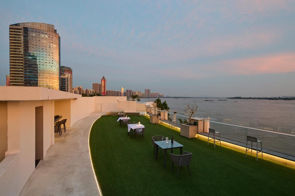 Floral Lux Hotel·Wuhu Art Hotel (Binjiang Park Branch) Hotel in Nanjing