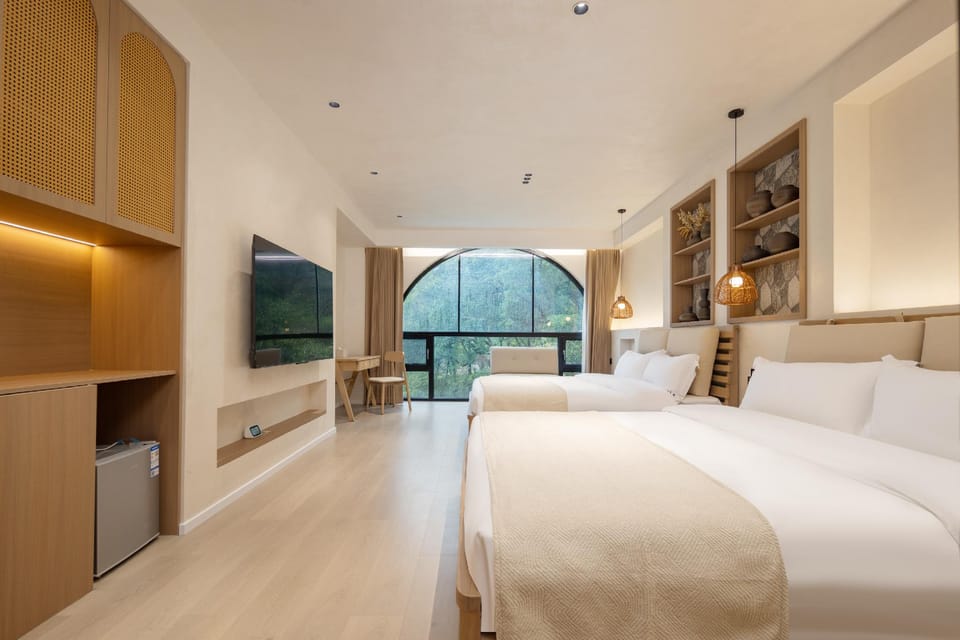 Floral Lux Hotel·Like your hotel (Jingxian Ink Painting Tingxi Scenic Area Branch) Hotel in Zhejiang