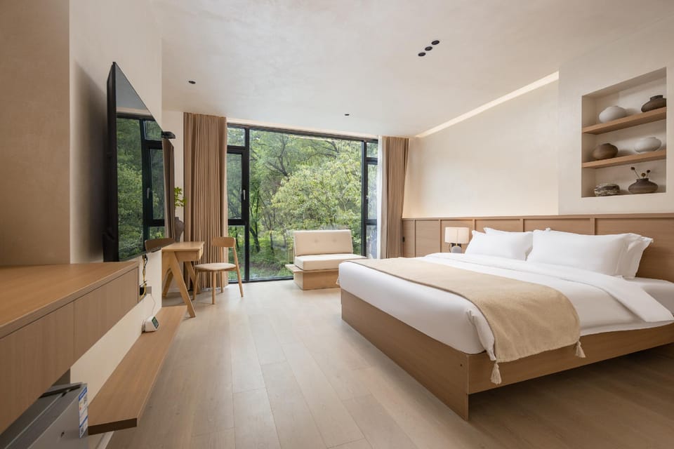 Floral Lux Hotel·Like your hotel (Jingxian Ink Painting Tingxi Scenic Area Branch) Hotel in Zhejiang