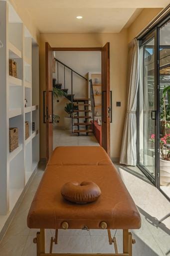 Villa Seabel : Chic 2BR Tropical Getaway in Seseh, Close to Beach Resort in Mengwi