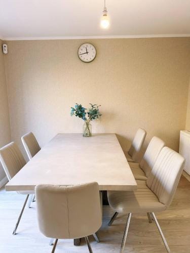 Salford Detached House with Ensuite King Room Hotel in Salford