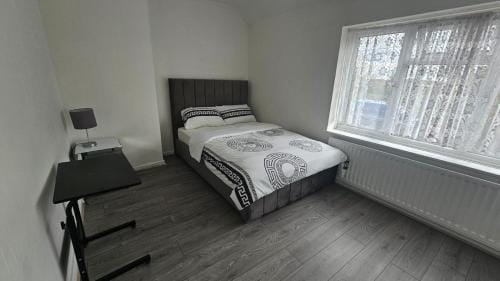 204 Porters Avenue, Dagenham Hotel in Barking