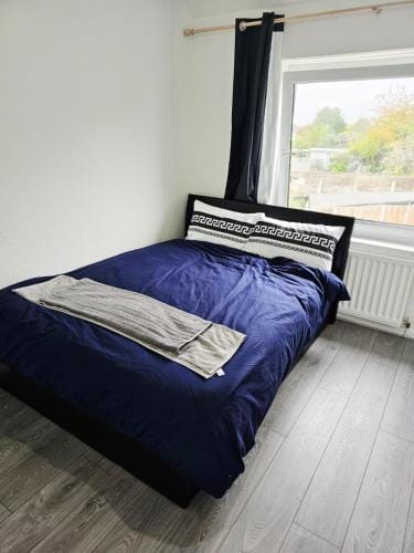 204 Porters Avenue, Dagenham Hotel in Barking