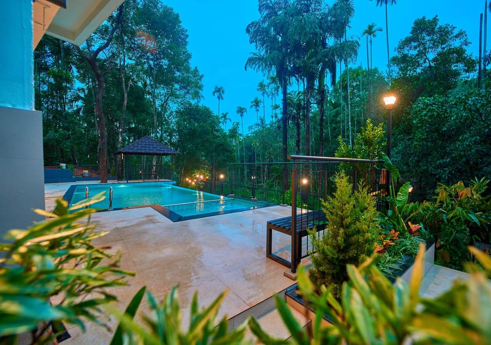 Swimming pool [outdoor]