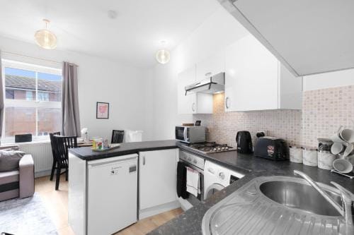Dedworth  Modern 2BR Apartment near Windsor Castle Hotel in Windsor