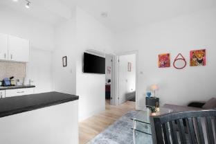 Dedworth  Modern 2BR Apartment near Windsor Castle Hotel in Windsor