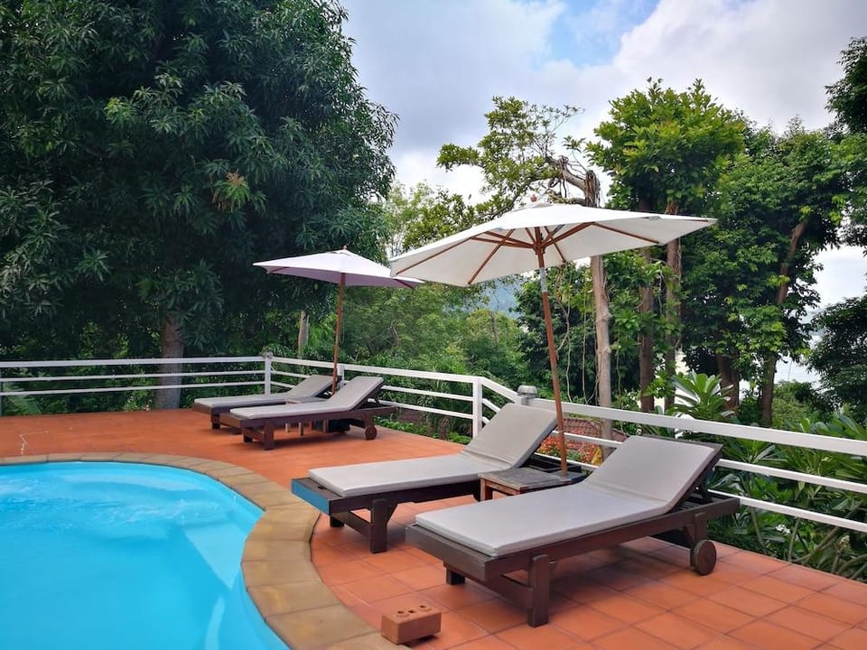 Karon Bungalow Hotel in Karon