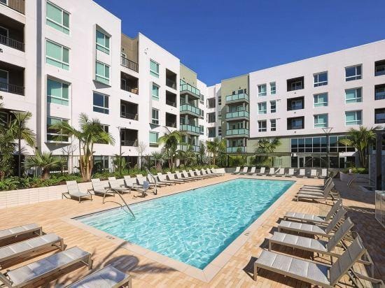 Modern Oasis 10 Min from Disneyland With Pool & GYM Hotel in Tustin