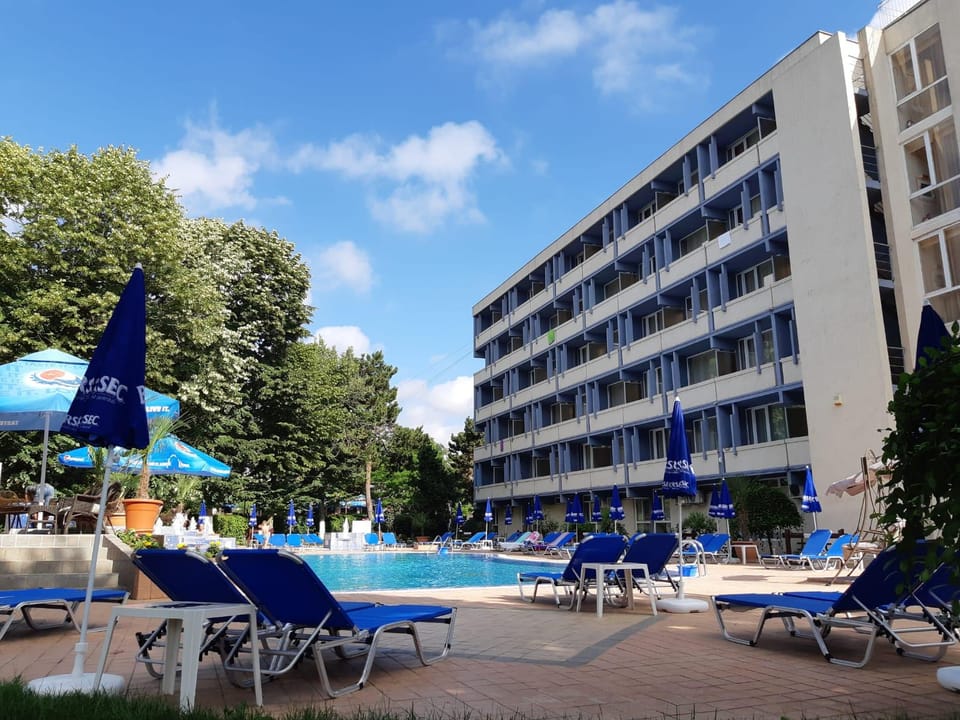 Swimming pool [outdoor]