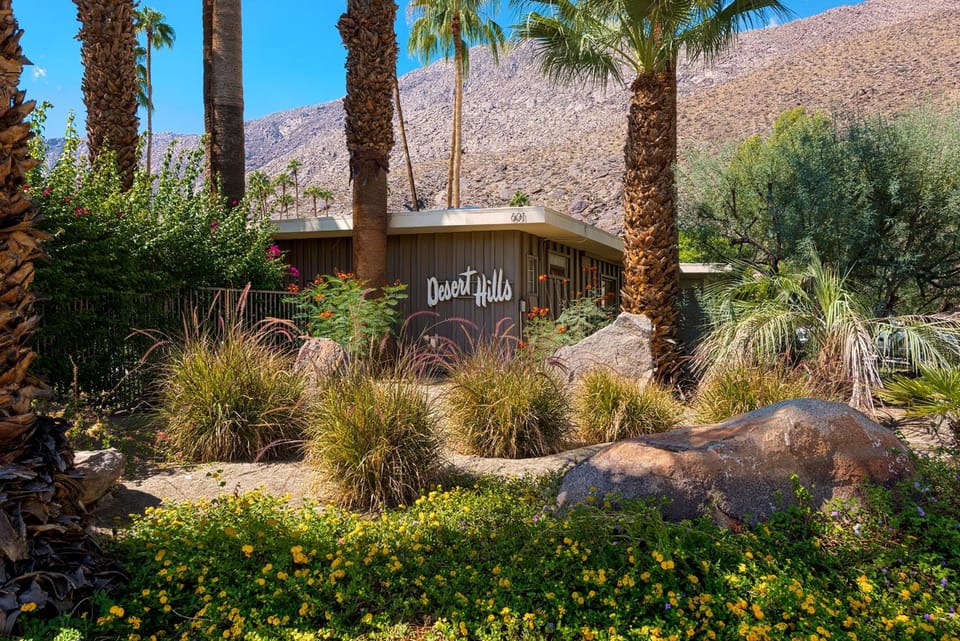 Desert Hills - 21 and Over Hotel in Palm Springs