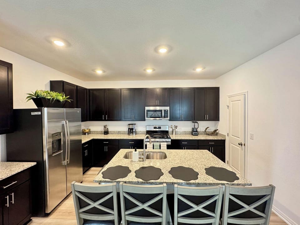 Modern 4BR New Home w Luxury Touches Hotel in Austin