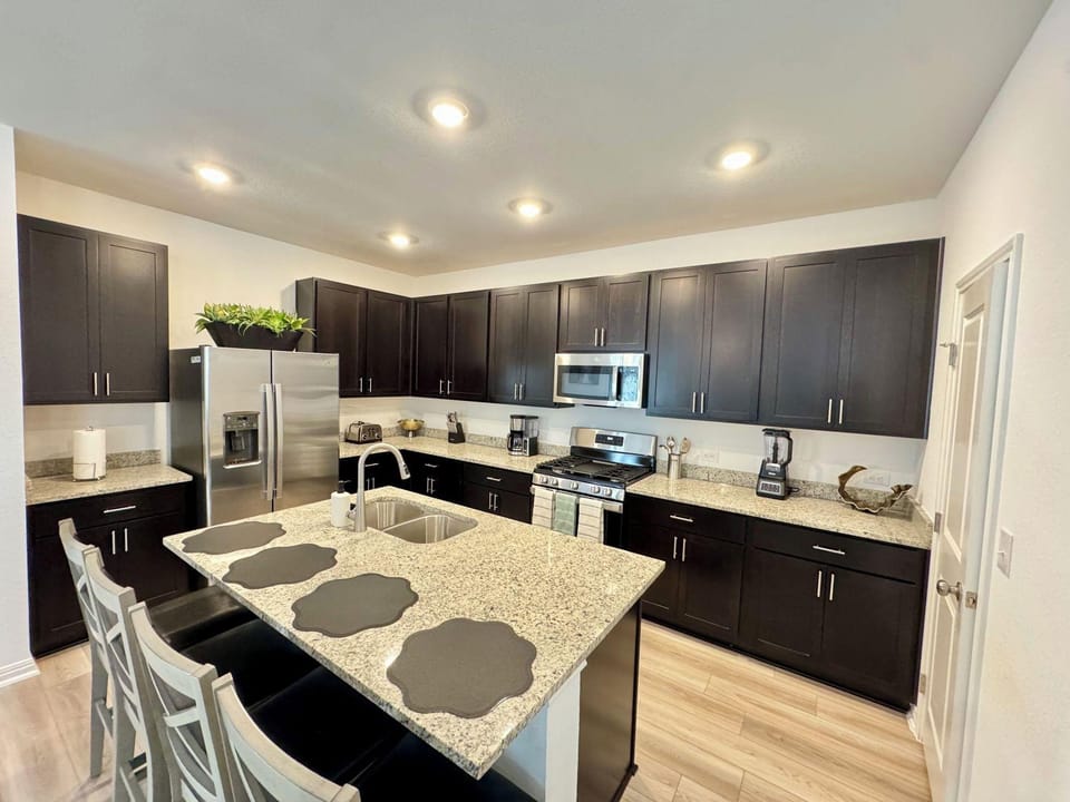 Modern 4BR New Home w Luxury Touches Hotel in Austin