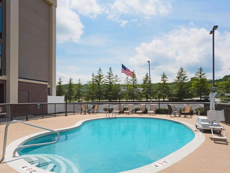 Swimming pool [outdoor]