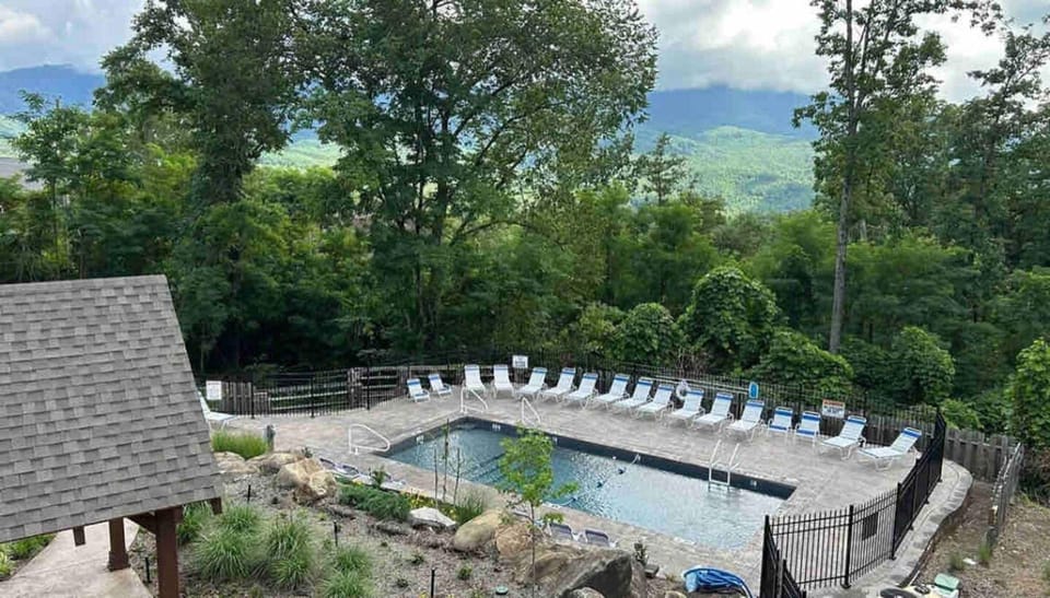 Lux Cabin Mtn Views Flat Parking Dog Friendly Hotel in Pittman Center