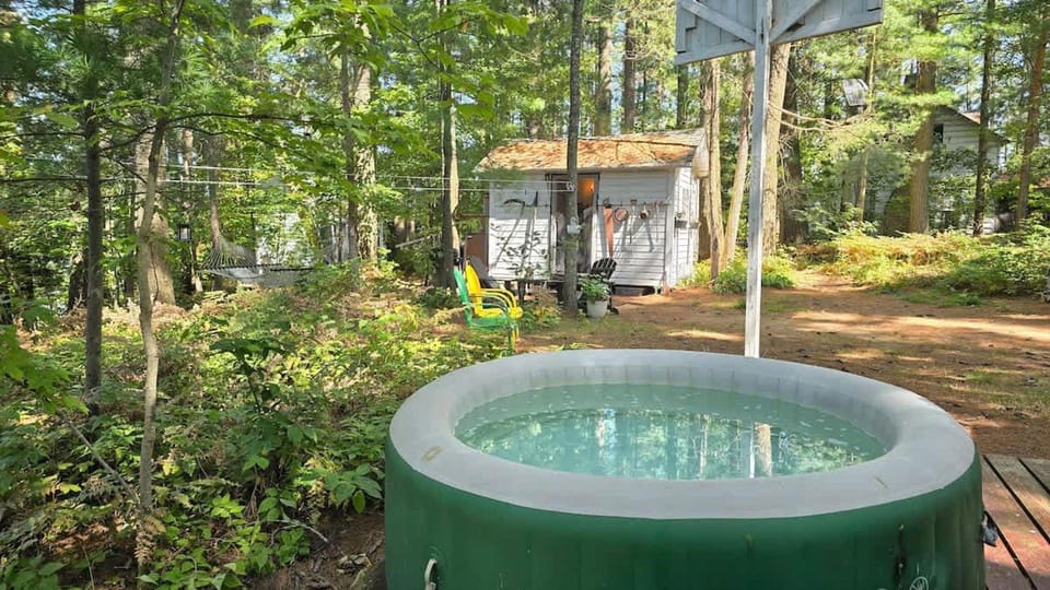 The Stabbin Cabin Grant Island w Boat Hottub Pet Hotel in Brantingham Lake