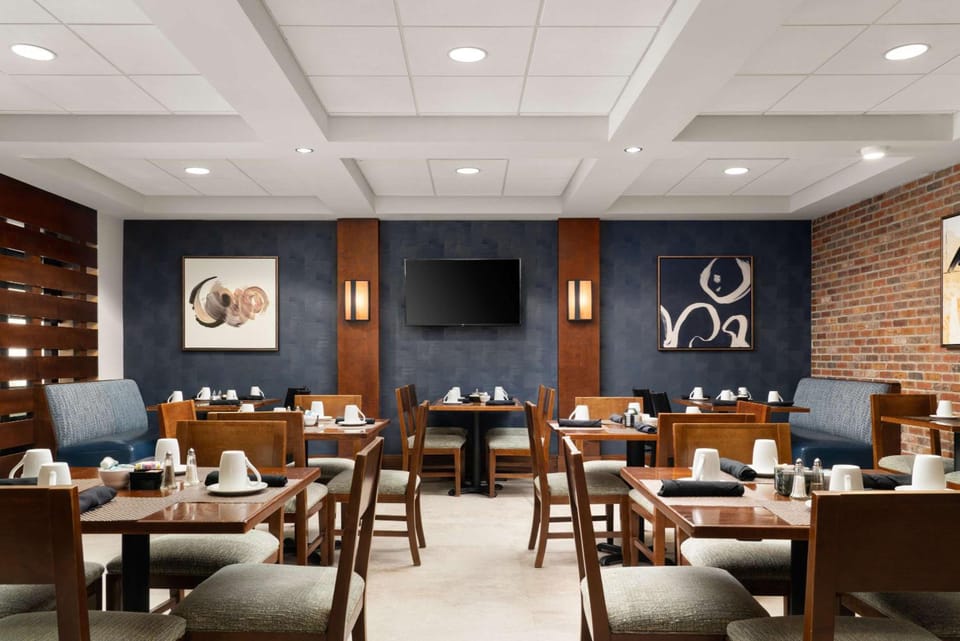 DoubleTree by Hilton Hartford - Bradley Airport Hotel in Windsor Locks